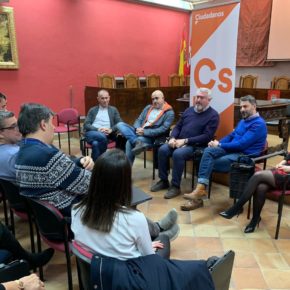 José Ignacio Delgado participa en un encuentro ciudadano junto a representantes del grupo local e integrantes del partido a nivel provincial